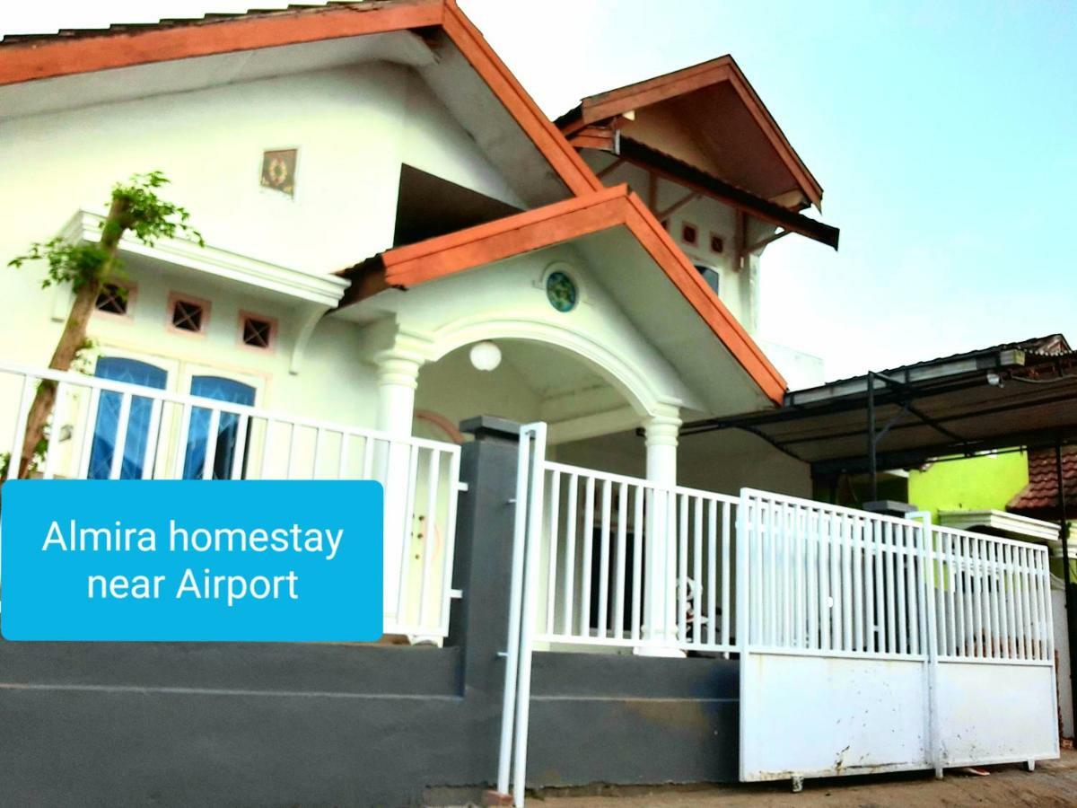 Almira Homestay Near Airport Jambi Exterior photo