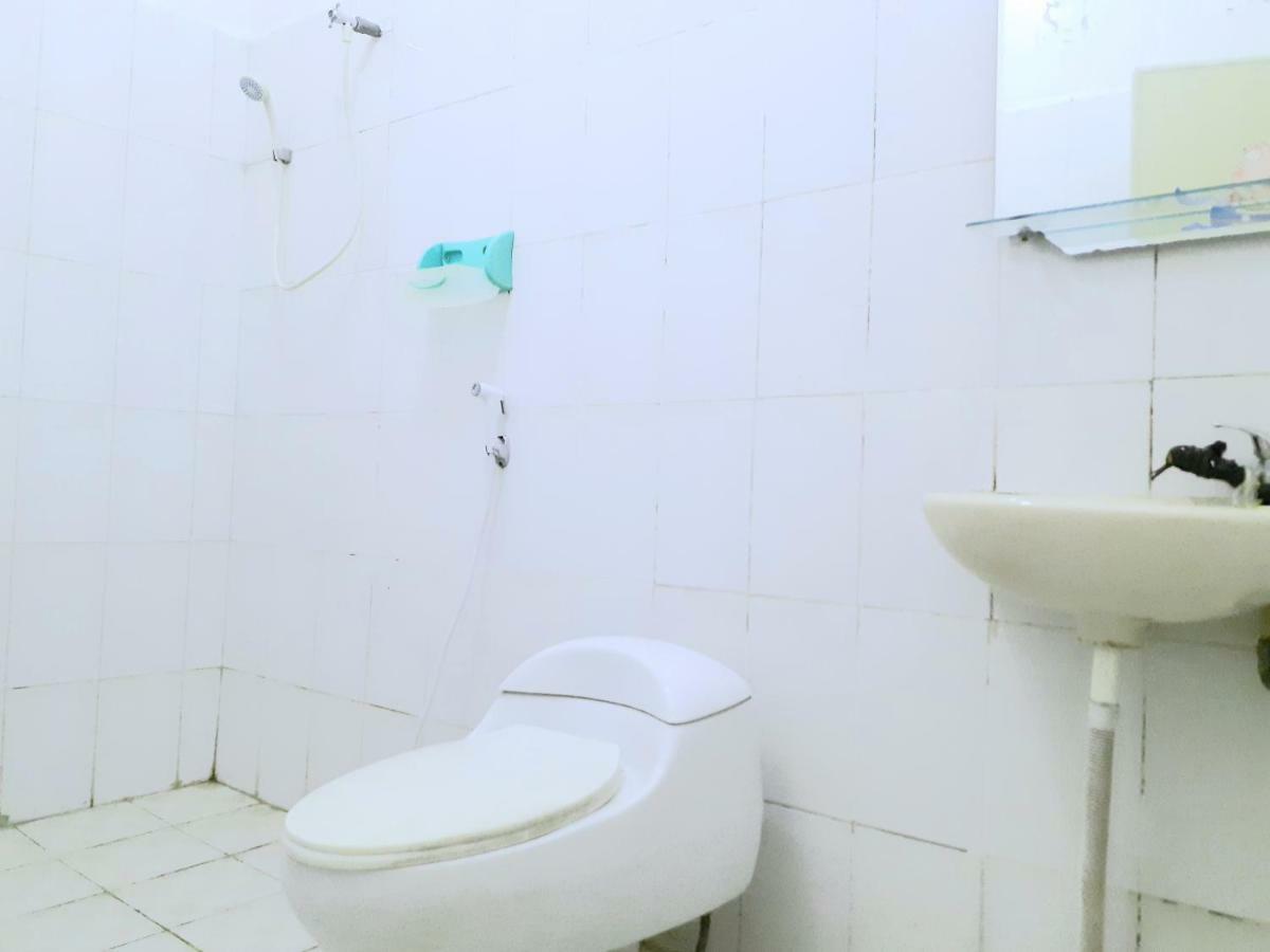 Almira Homestay Near Airport Jambi Exterior photo